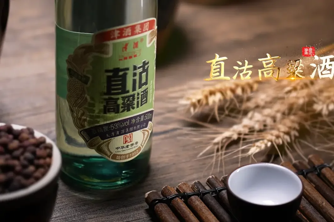 三种不同风格的天津直沽高粱酒与红高粱实物对比图_1