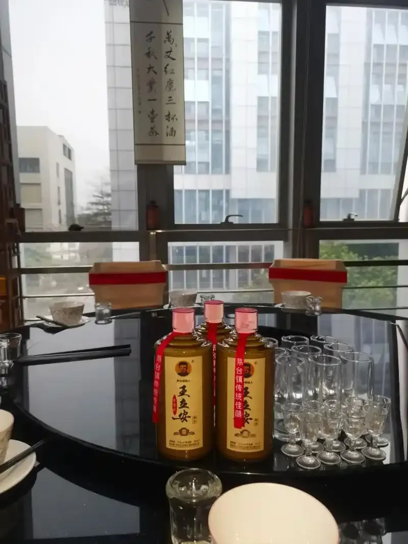 酿酒师在传统酒坊内检查酱香酒发酵过程_1