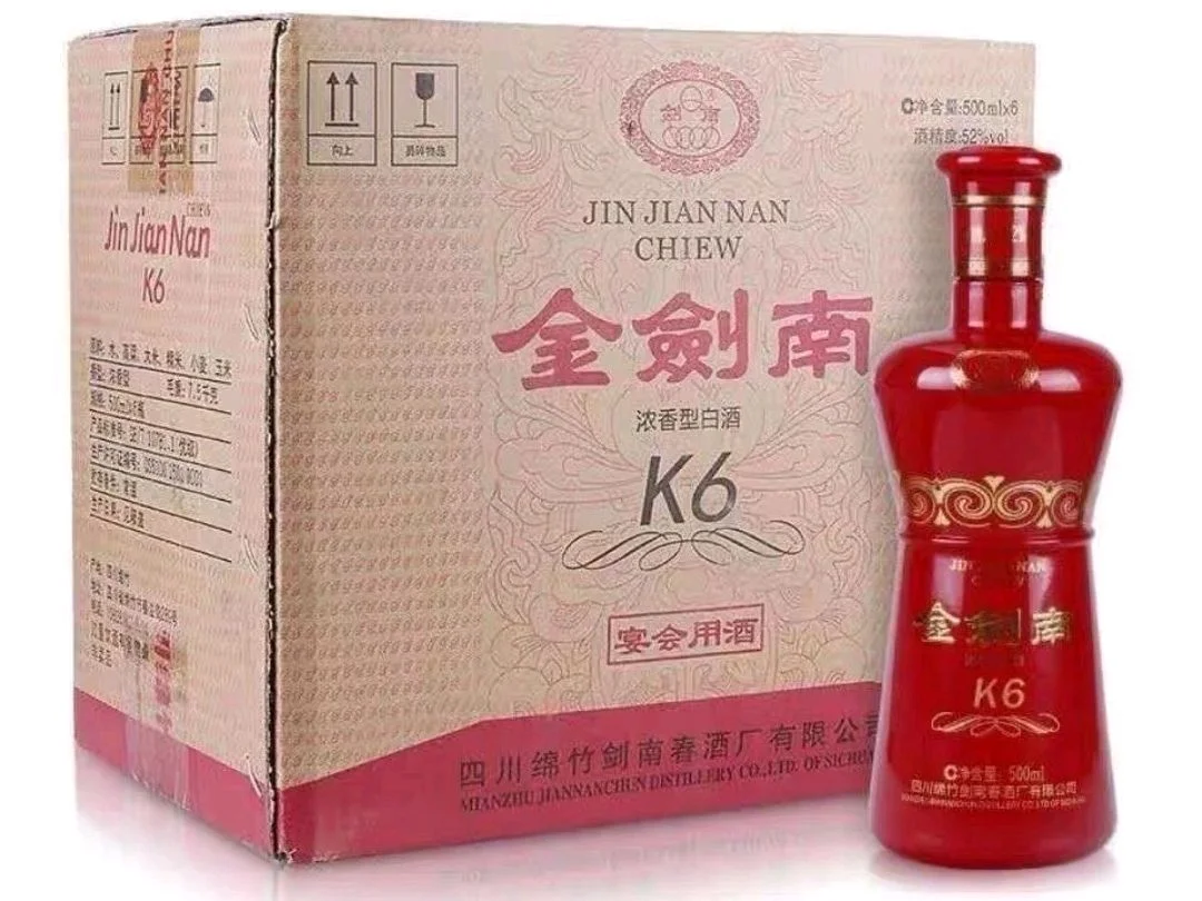 走亲戚家宴场景，一家人围坐举杯，桌上摆着家常菜和经典款白酒，氛围温馨喜悦_1