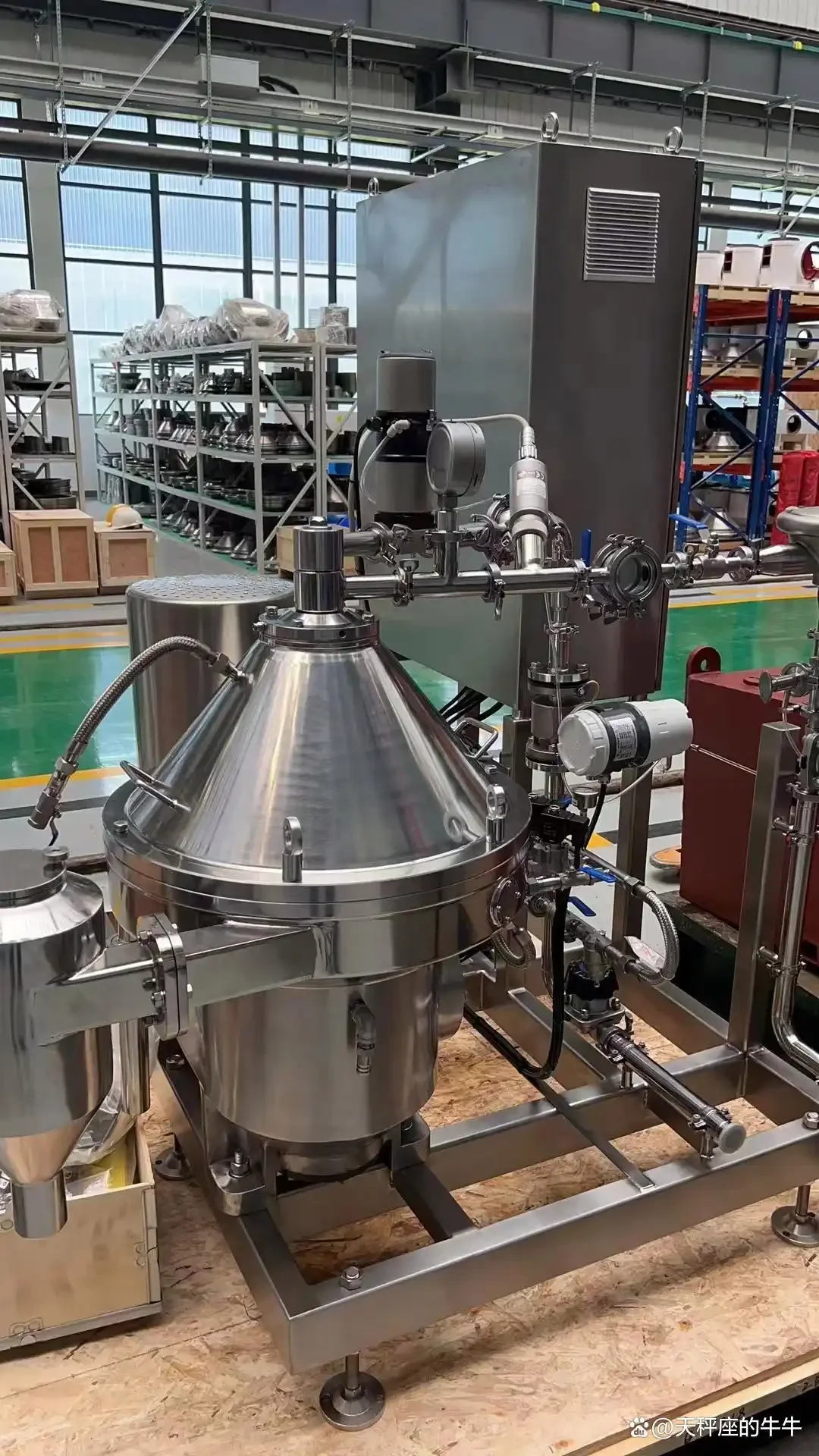 家庭自酿啤酒全套设备展示，包括不锈钢锅、发酵罐、测量工具等_1