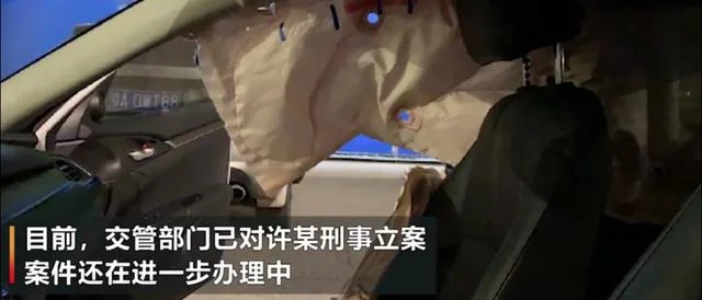 一份手写的酒驾剖析材料摆放在桌面上，旁边是眼镜、钢笔和空酒杯，象征着深刻的自我反省。_1