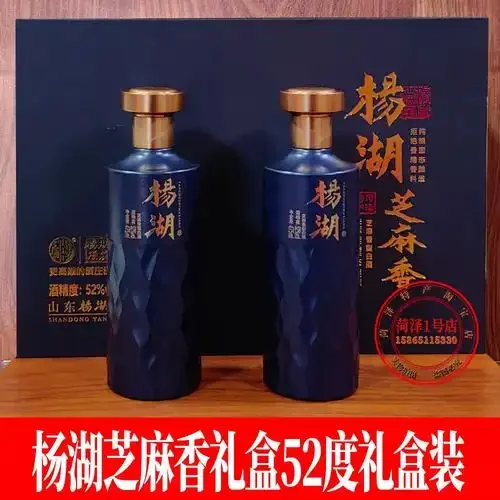 菏泽杨湖酒厂酿酒师在传统发酵车间观察酒液，展现纯粮酿造的真实场景_1