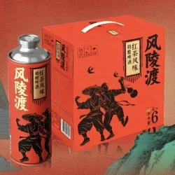 一瓶琥珀色马谛氏风格精酿啤酒特写，旁边散落着啤酒花、麦芽和酵母，背景为酿酒设备一角。_1