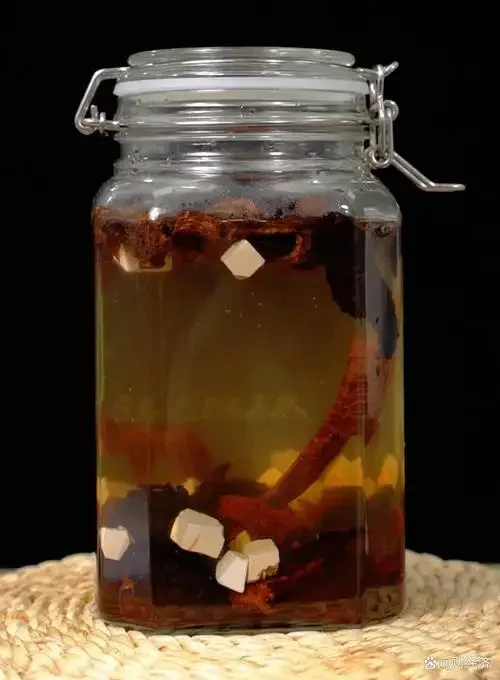 酿酒师工作台特写：透明酒坛中浸泡着内蒙古肉苁蓉切片、枸杞和红枣的泡酒过程实拍图_1