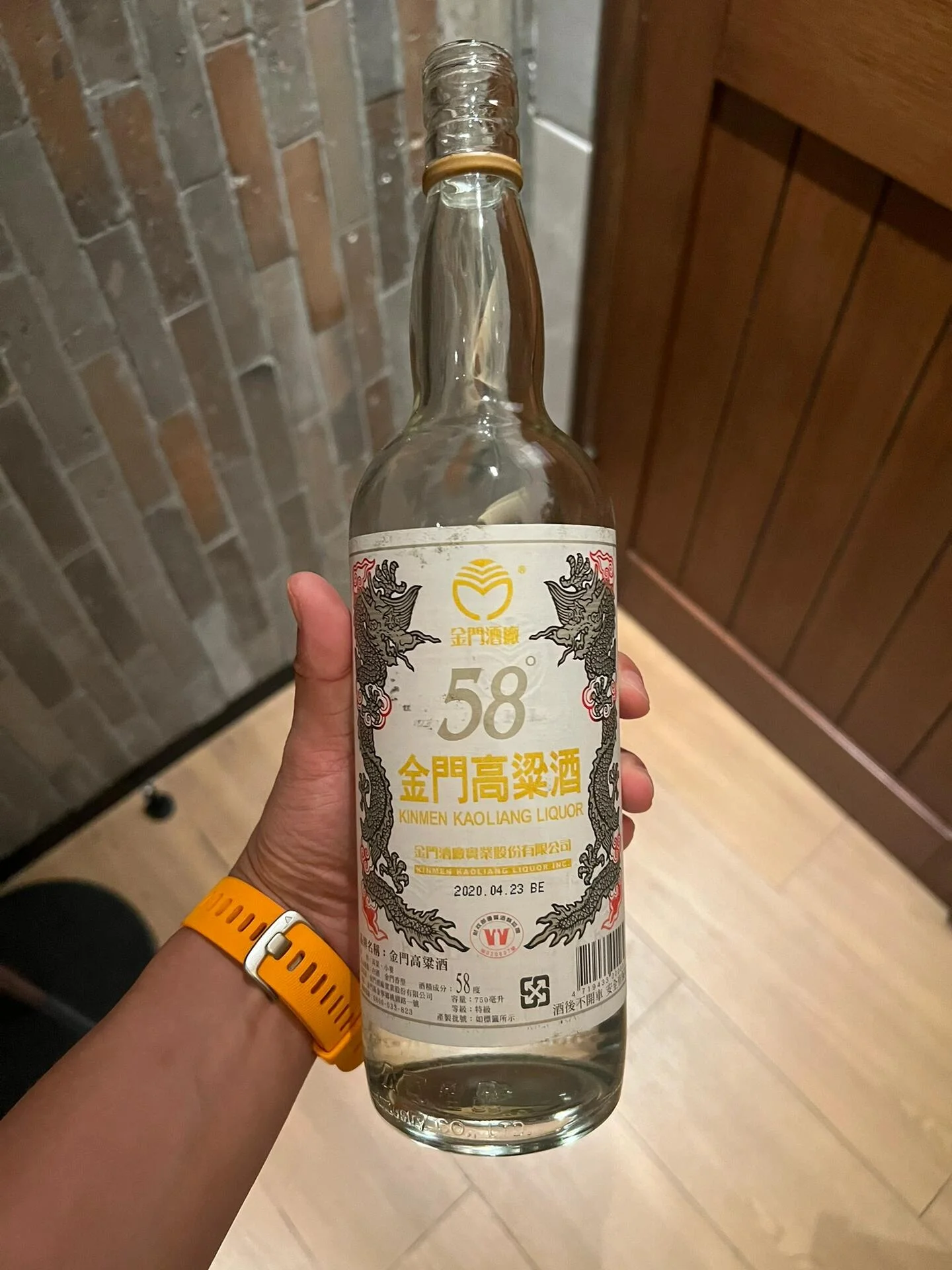 酿酒师展示用于酿造58度高粱酒的优质红高粱原料_1