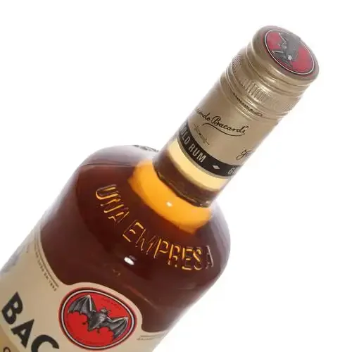 一杯清澈的宾加酒，旁边搭配着酿造原料红枣和枸杞，背景是酿酒师的笔记，体现传统酿造工艺。_1