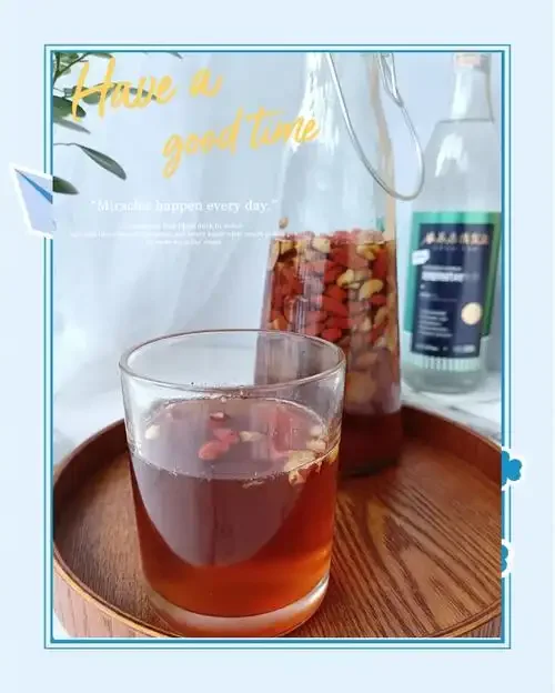 正在泡制中的龙眼酒，广口玻璃罐内琥珀色酒液浸泡着饱满的龙眼肉，冰糖已融化，画面温馨自然。_1