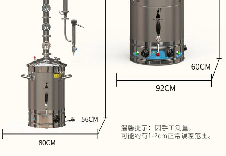 一台正在工作中的小型不锈钢蒸酒机，酒液从出酒口缓缓流出，展示了家庭酿酒的实际操作场景。_1