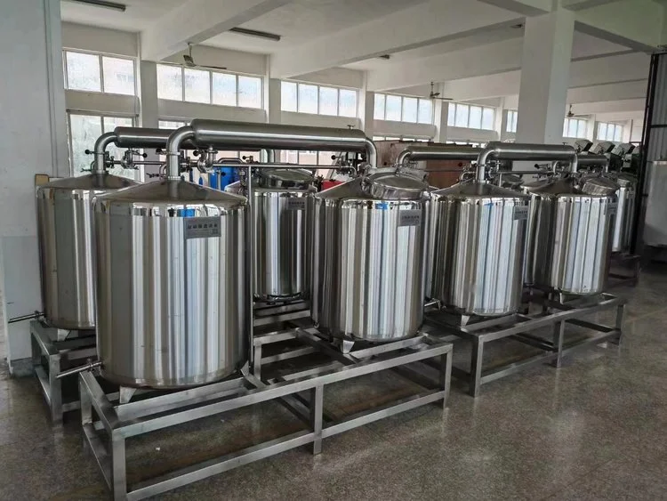 一套不锈钢材质的小型家用酿酒设备在工作台上的展示图，旁边有酿酒原料作为点缀。_1