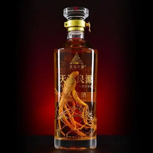 人参鹿鞭灵芝枸杞泡酒原料及成品在玻璃罐中的特写展示_1