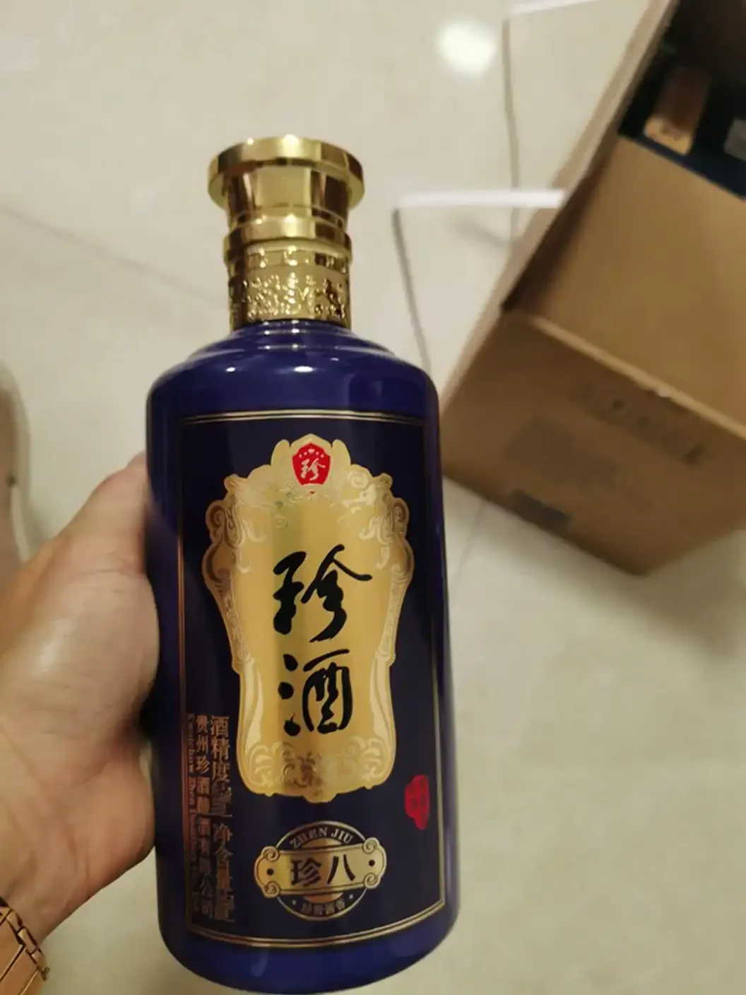 酿酒师正在讲解如何通过白酒标签上的配料表和产品标准号识别纯粮酒_1
