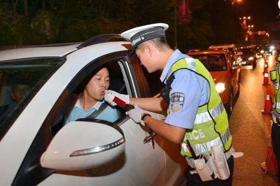 一本崭新的C1驾驶证被放在木桌上，内页的实习期标签被红色记号笔划掉，旁边有空酒杯，背景有方向盘轮廓，寓意实习期酒驾导致驾照注销的严重后果。_1