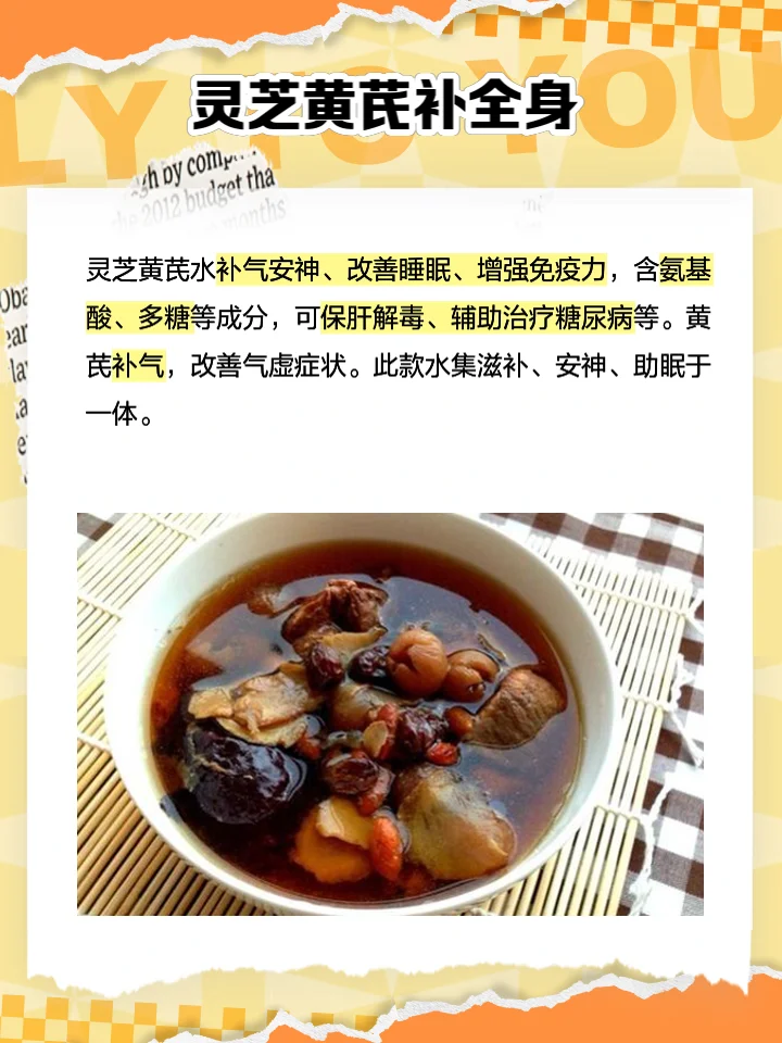 老酿酒师展示的玻璃酒坛中，灵芝在琥珀色的酒液中完美浸泡，色泽诱人，凸显传统酿造工艺。_1