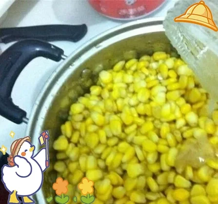 用于垂钓草鱼的多种中药材浸泡在透明玻璃罐中，旁边放置着钓鱼竿，展示钓鱼药酒的制作效果。_1