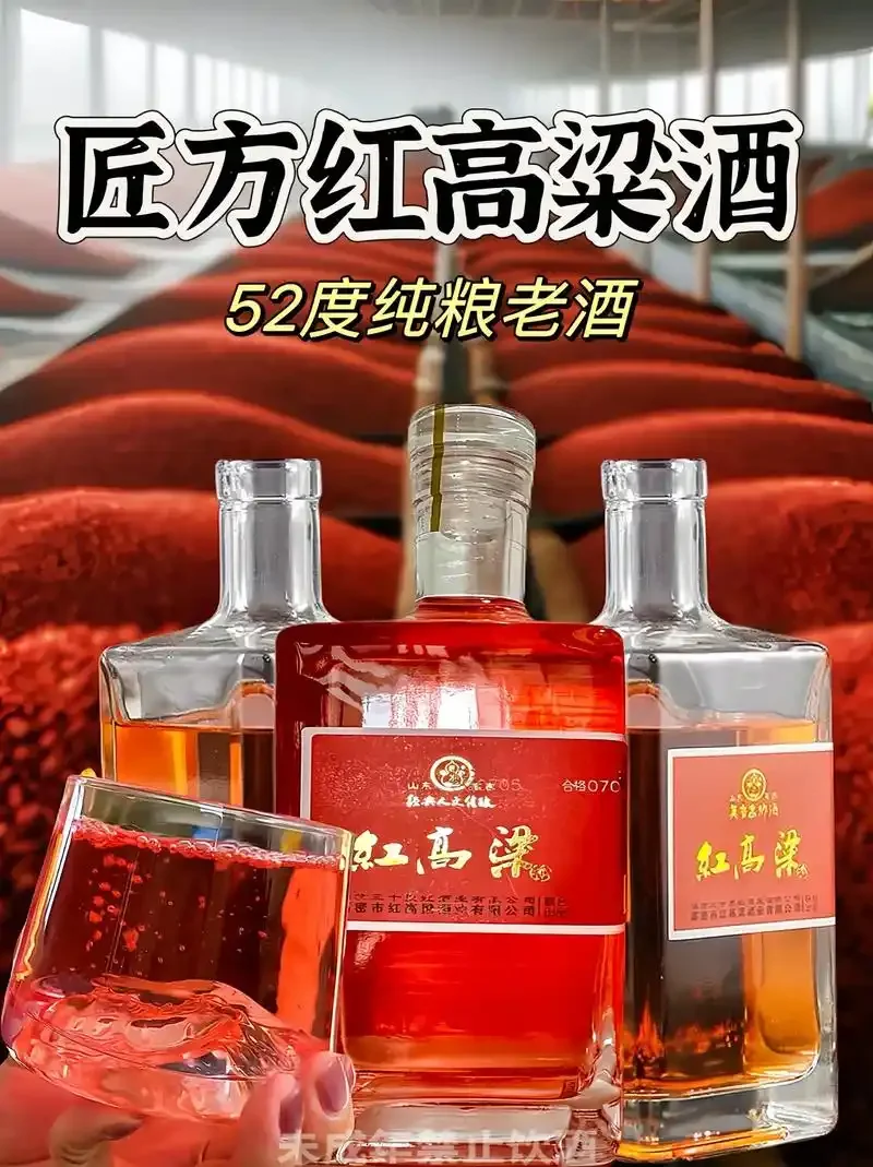 一位专注的红高粱酿酒师傅在传统酒坊中检查蒸煮后的粮食_1