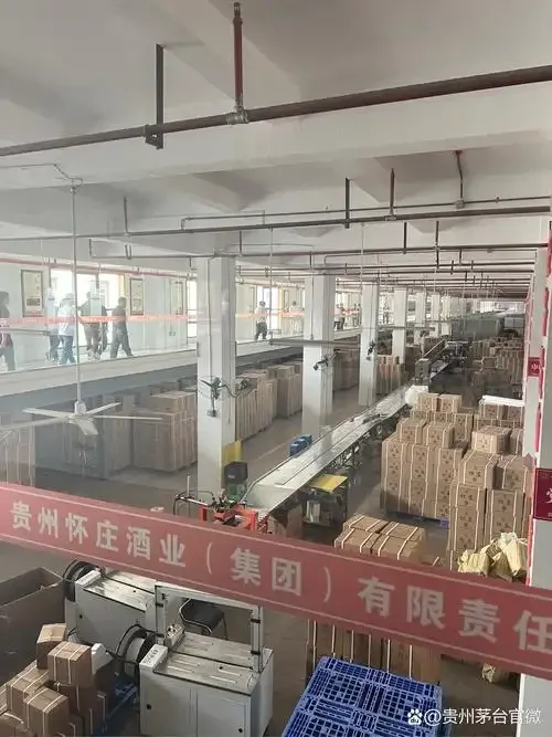 古窖池内壁特写，展示富含微生物群的窖泥质感与历史痕迹_1