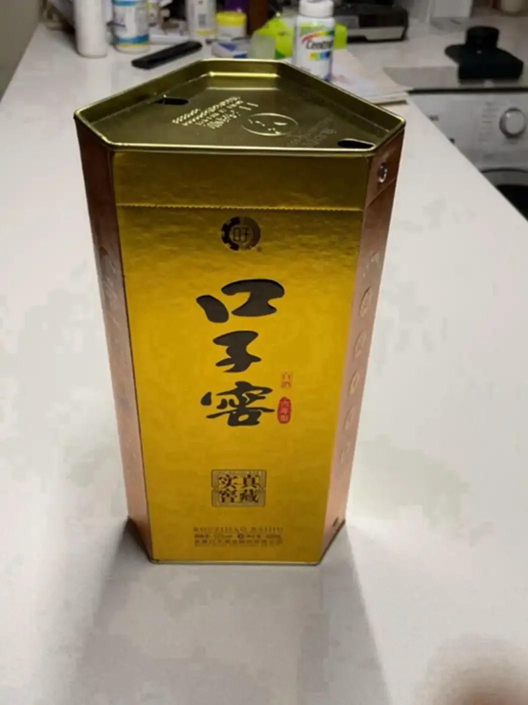 家庭自酿粮食白酒过程展示：发酵中的高粱酒醅、小竹蒸笼与蒸馏设备_1
