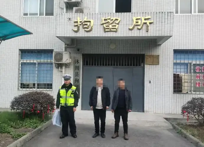 酒驾刑事拘留警示插画：自由与家庭被冰冷铁窗隔断，一人孤独坐在拘留室内，背景有车辆碰撞的影子，强调酒驾的严重后果。_1