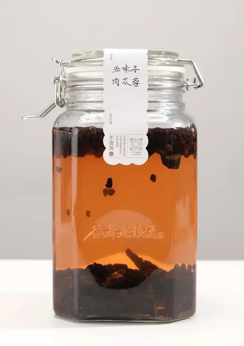 肉苁蓉泡酒成品在玻璃罐中的特写，展示药材与酒液的融合状态_1