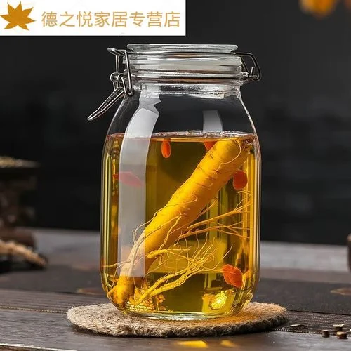 酿酒师工作台:人参泡酒容器对比,透明玻璃瓶、陶瓷坛和棕色避光瓶_1