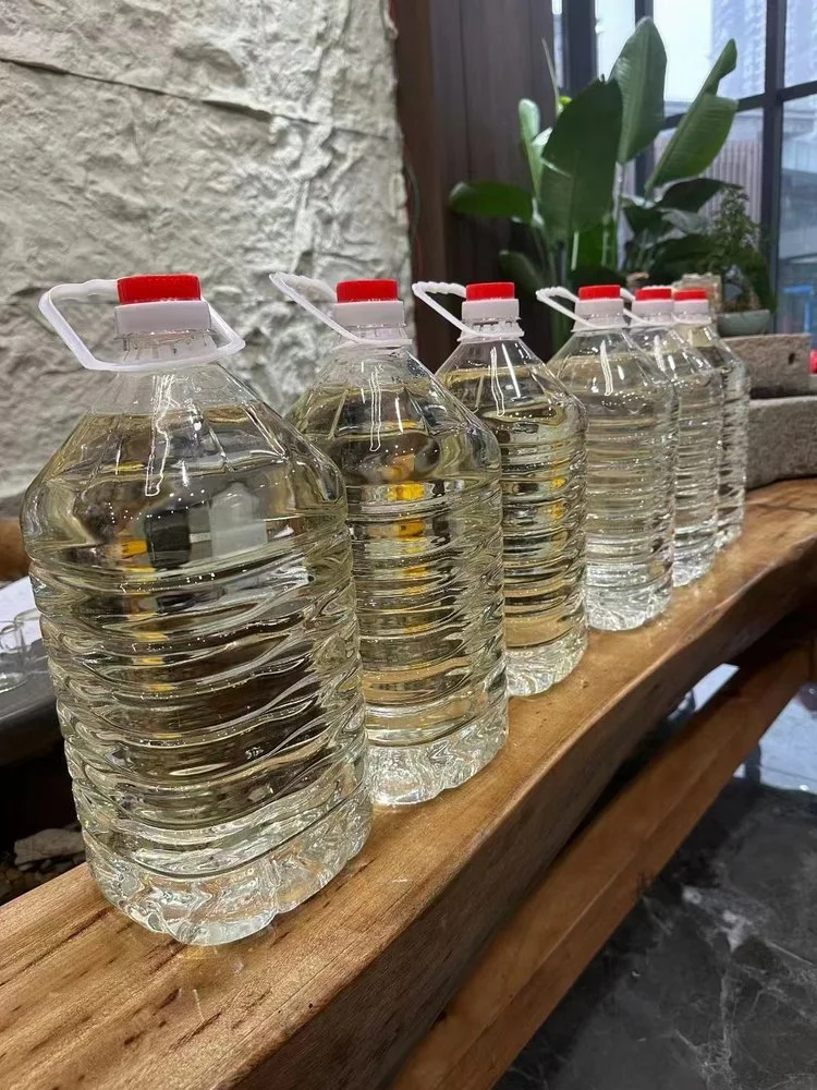 优质高粱散酒与廉价疑似勾兑酒的视觉对比图，展示在酿酒作坊环境中的真实与廉价差异_1