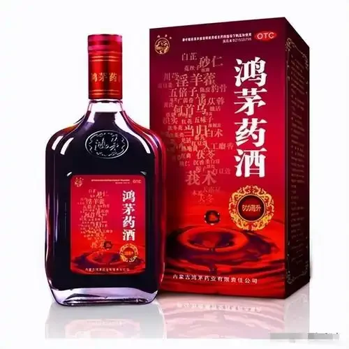 泉州传统酒坊内，酿酒师正在检查陶缸中浸泡的药酒，药材清晰可见_1
