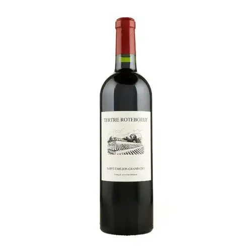 酿酒师在酒窖中用移液管品尝波尔多半甜白葡萄酒样品，背景可见发酵罐与橡木桶_1