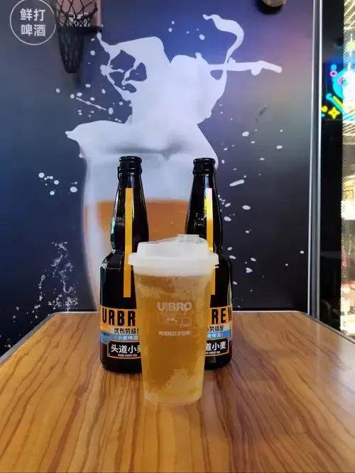 酿酒师检查精酿啤酒发酵状态，展示麦芽与啤酒花原料_1