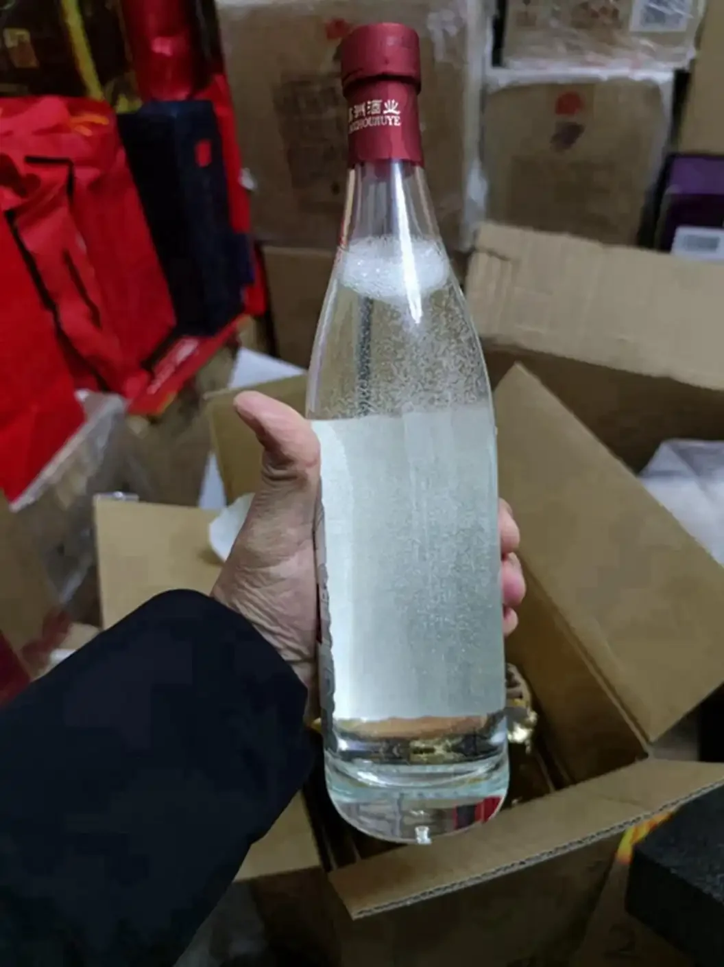 精选的高粱、糯米、小麦等酿酒粮食与古朴陶坛的静物组合，展现纯粮食酒酿造的核心原料与传统质感。_1