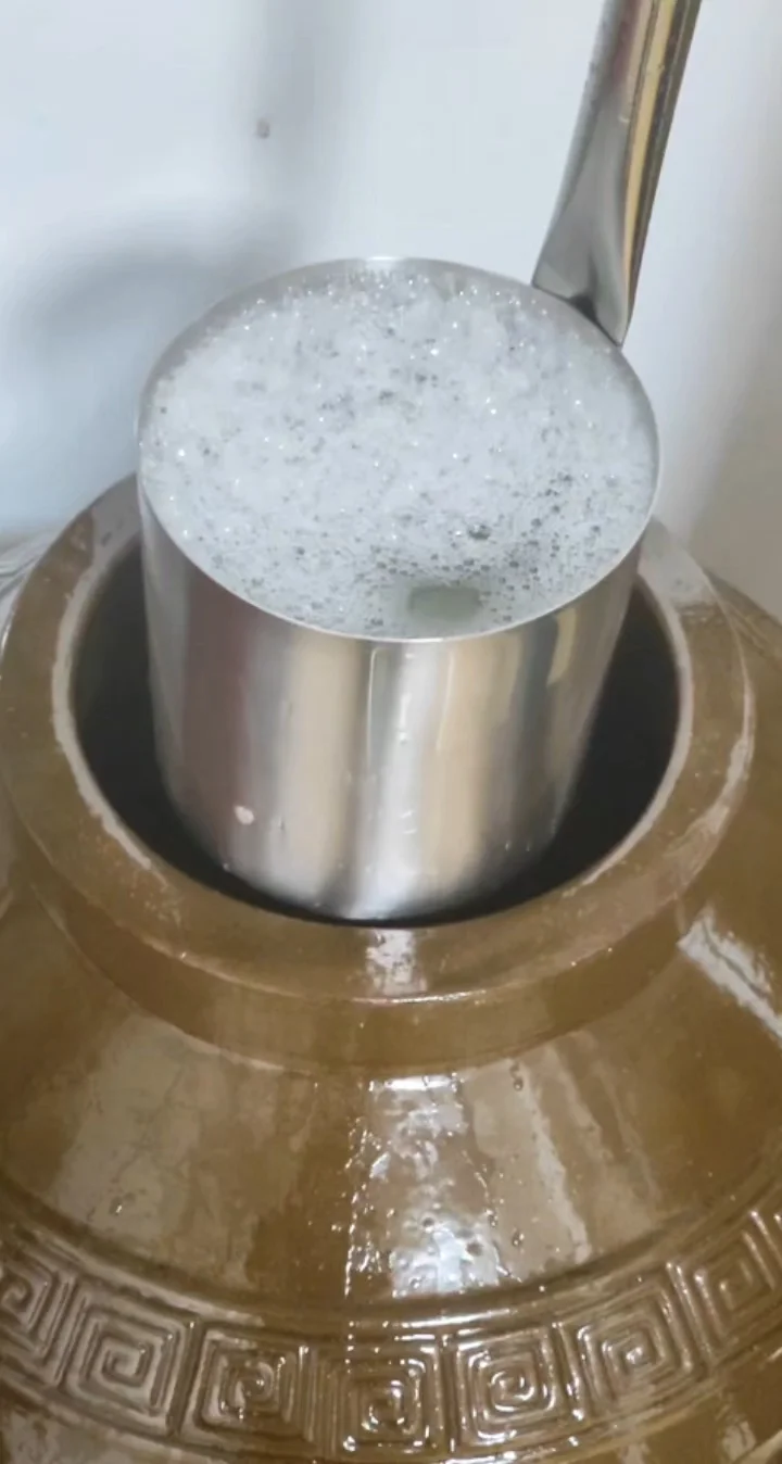 茅台镇酿酒师傅在红泥窖池旁翻动酒醅的现场工作场景_1