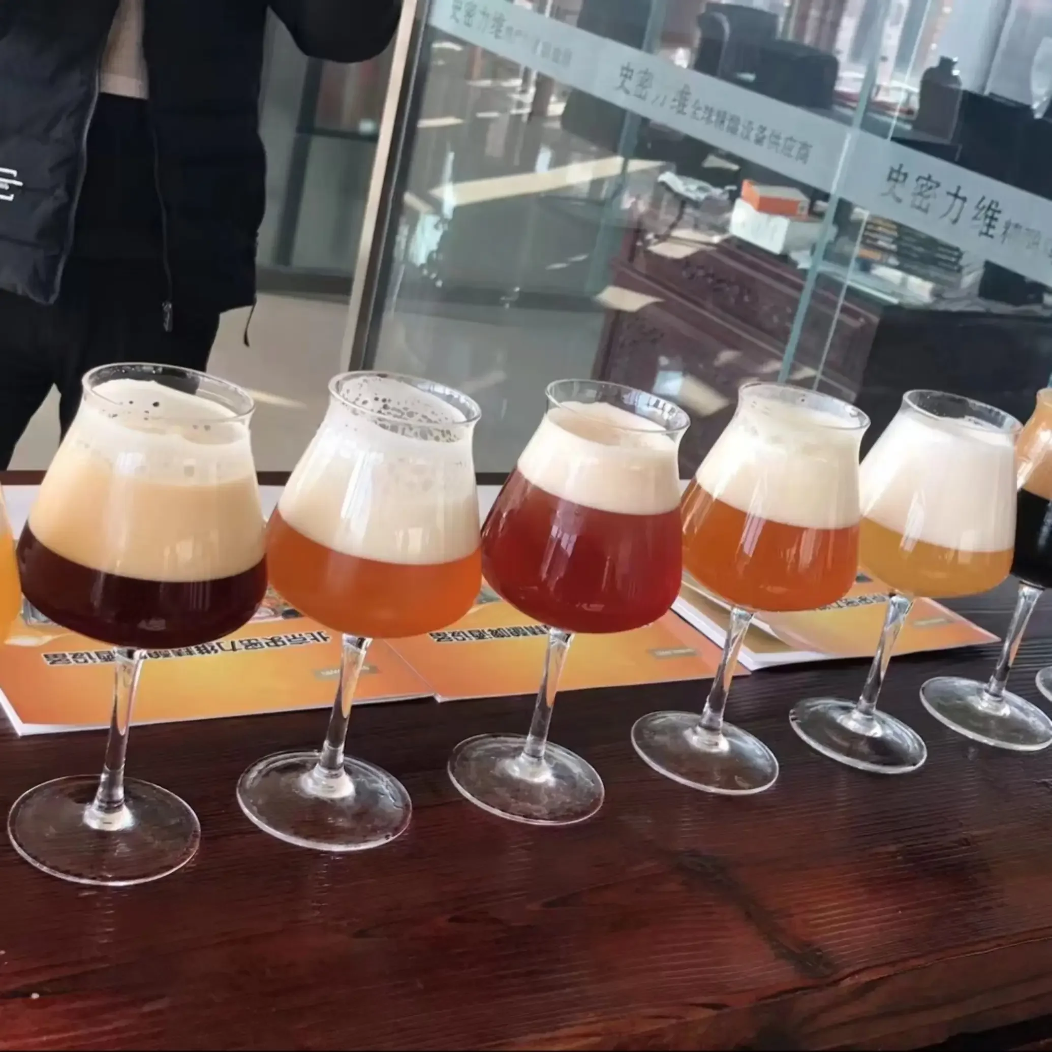 家庭酿酒师正在厨房计算自酿啤酒的成本清单_1