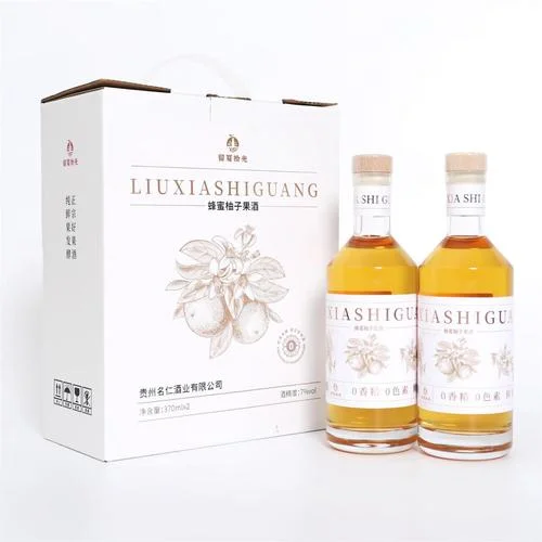 家庭自酿啤酒在棕色瓶中储存，并倒入玻璃杯中的场景，展示自酿啤酒的色泽与泡沫状态_1