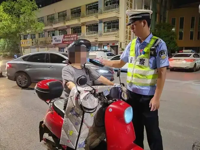 交警对三轮电动车驾驶员进行酒精检测，测试仪显示超标数值，警示酒驾后果_1