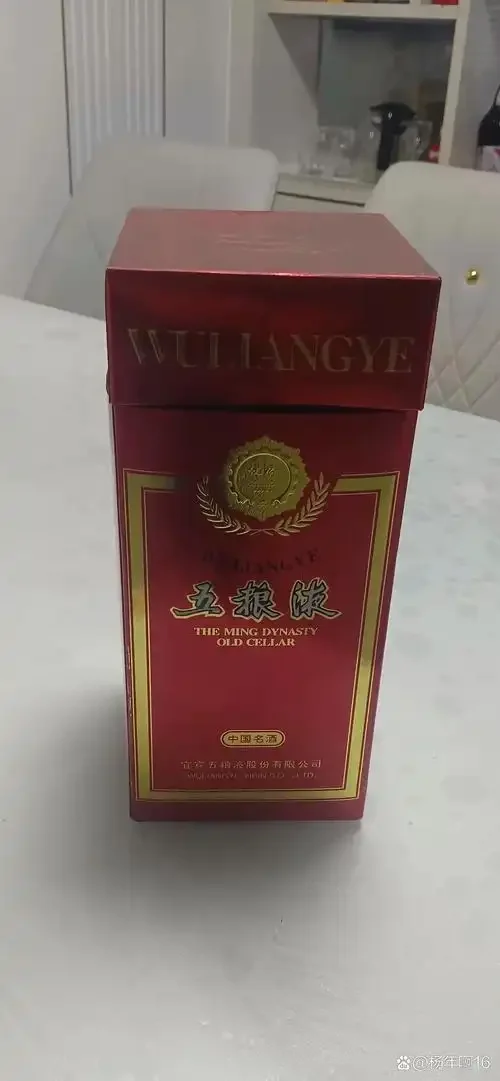 盛军酒品鉴图：清澈酒体在军绿色背景衬托下，展现其通透质感。_1