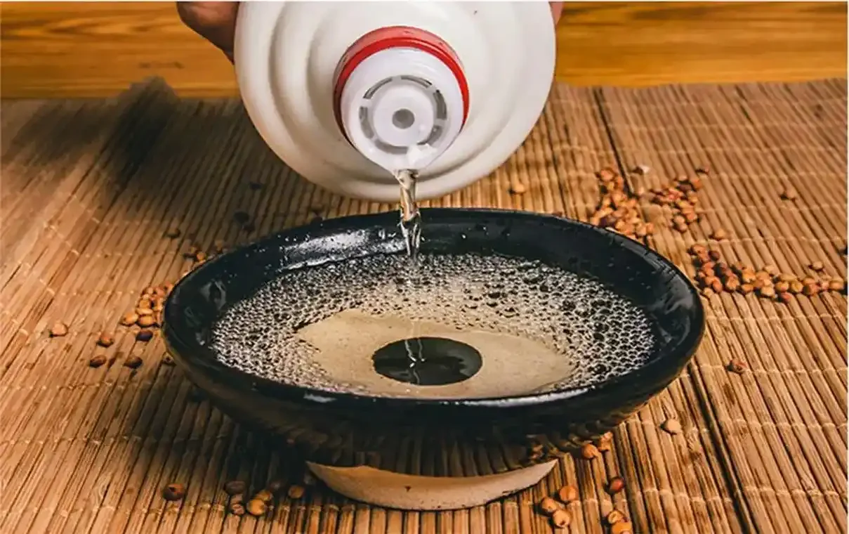 一杯白酒与血糖仪并置的桌面场景，探讨血糖高人群饮酒的注意事项_1