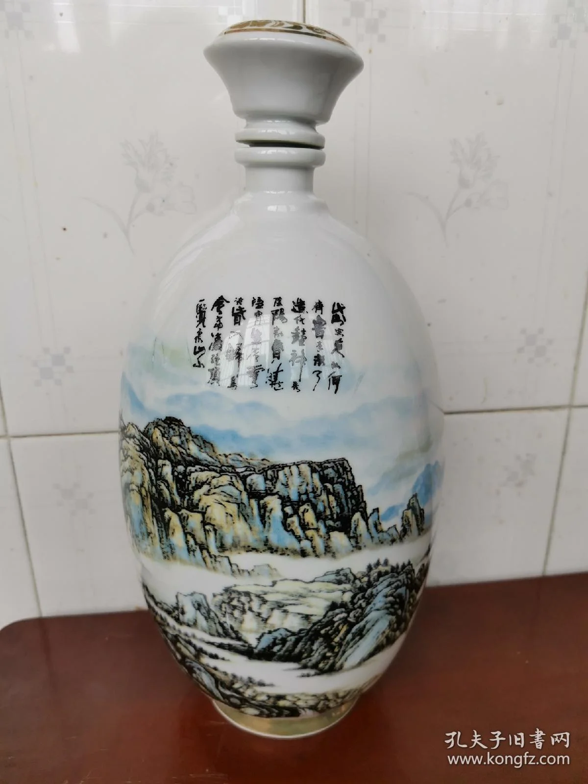 不同系列的金泰山酒与酿酒原料摆放在木质桌面上的实拍照片，展示其包装与质感。_1