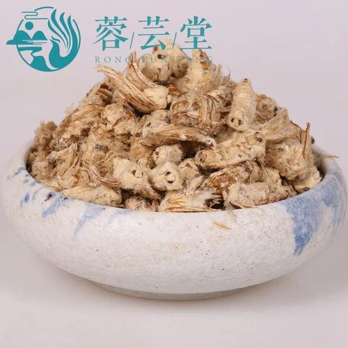 家庭手工泡制的蚕蛾酒特写，展示玻璃罐中琥珀色酒液与雄蚕蛾的细节，背景为酿酒工作台。_1