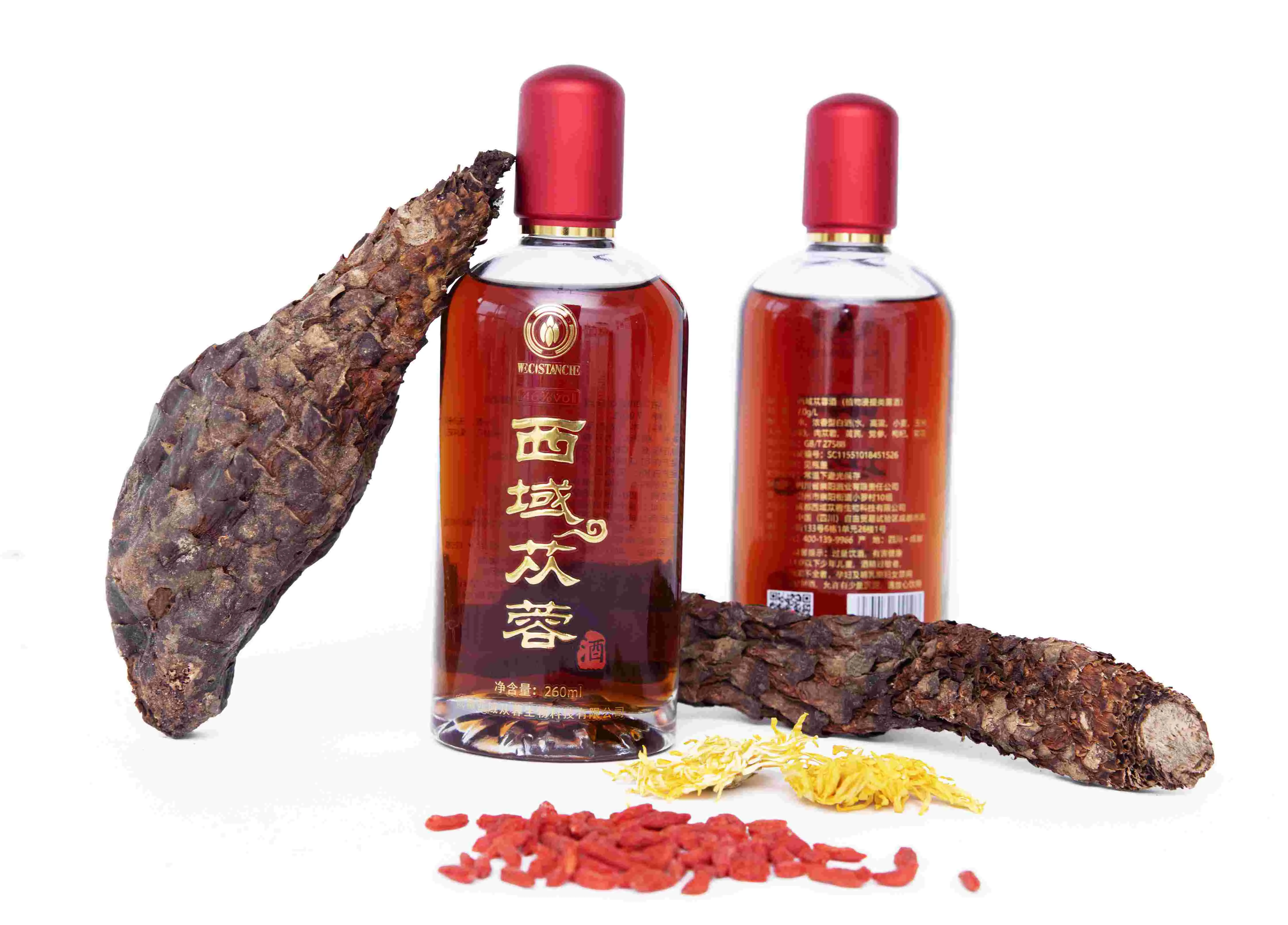 传统陶瓷酒坛中，琥珀色的酒液清澈透亮，浸泡着深褐色的肉苁蓉切片和几粒枸杞，展现自制肉苁蓉泡酒的工艺细节。_1