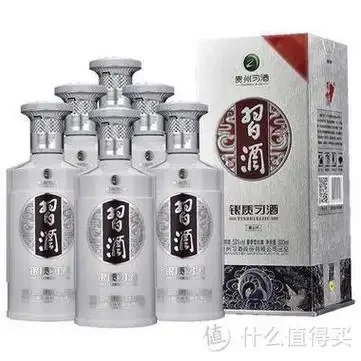 家庭专业藏酒场景：木质酒架上摆放着陶瓷瓶和玻璃瓶白酒，环境恒温恒湿，光线柔和。_1