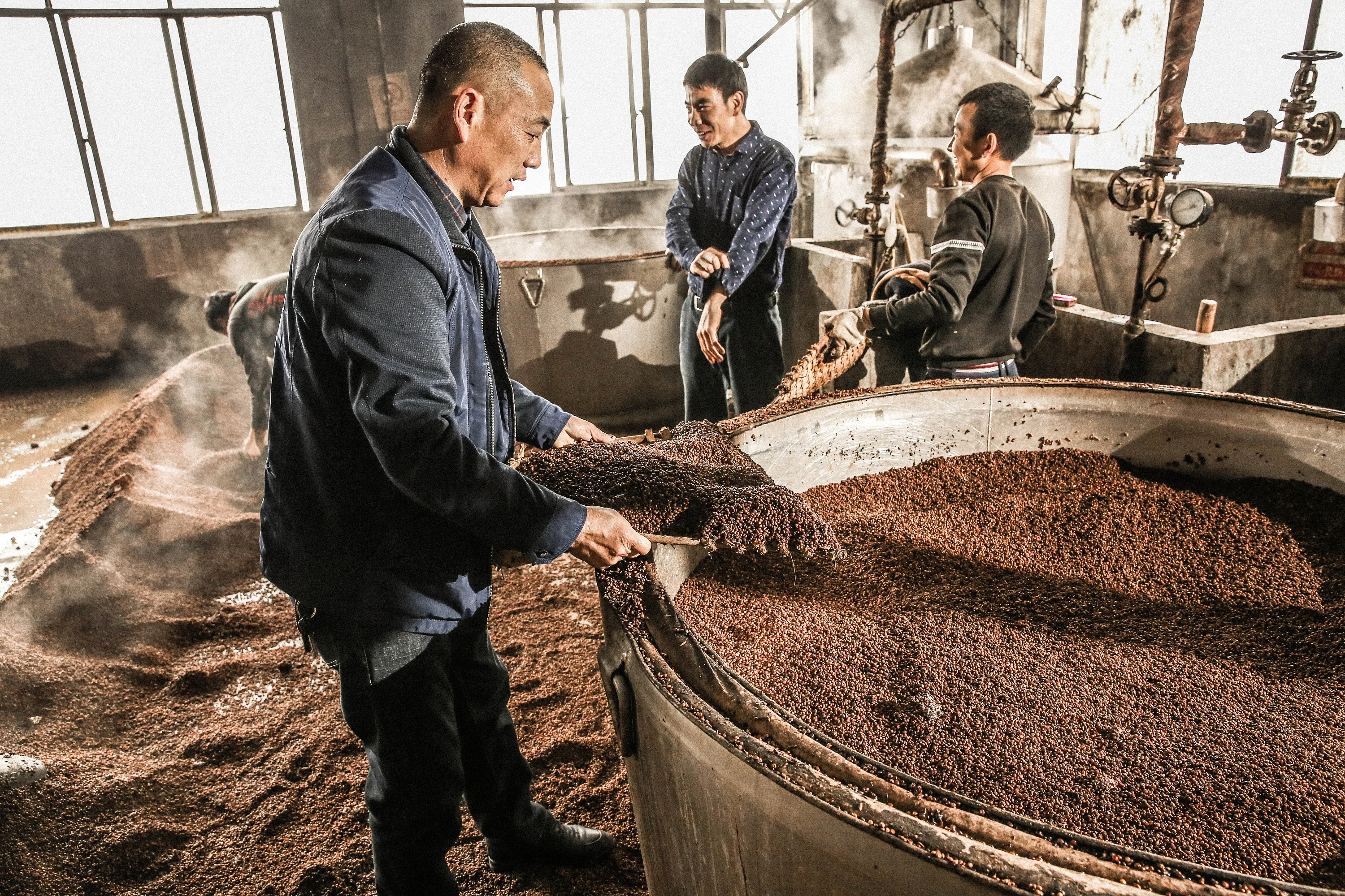 传统酿酒作坊内部：陶缸中的酒醅糖化与甑桶蒸馏场景_1