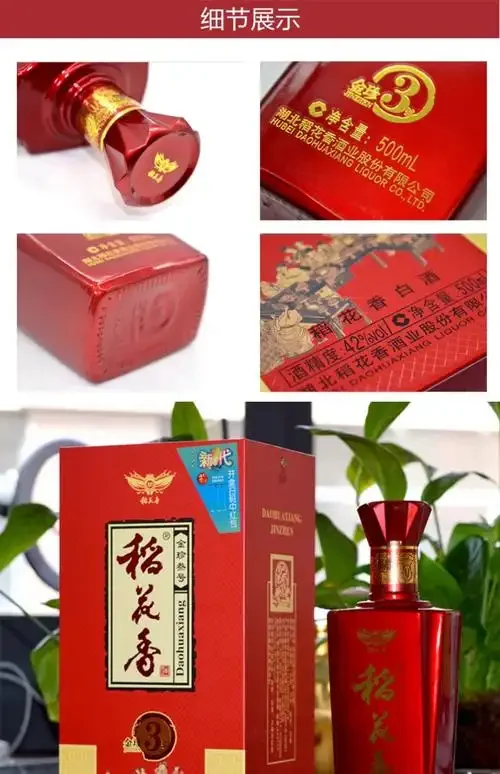 酿酒师双手在陶缸中拌料，展示粮食与酒曲混合的传统酿酒过程_1