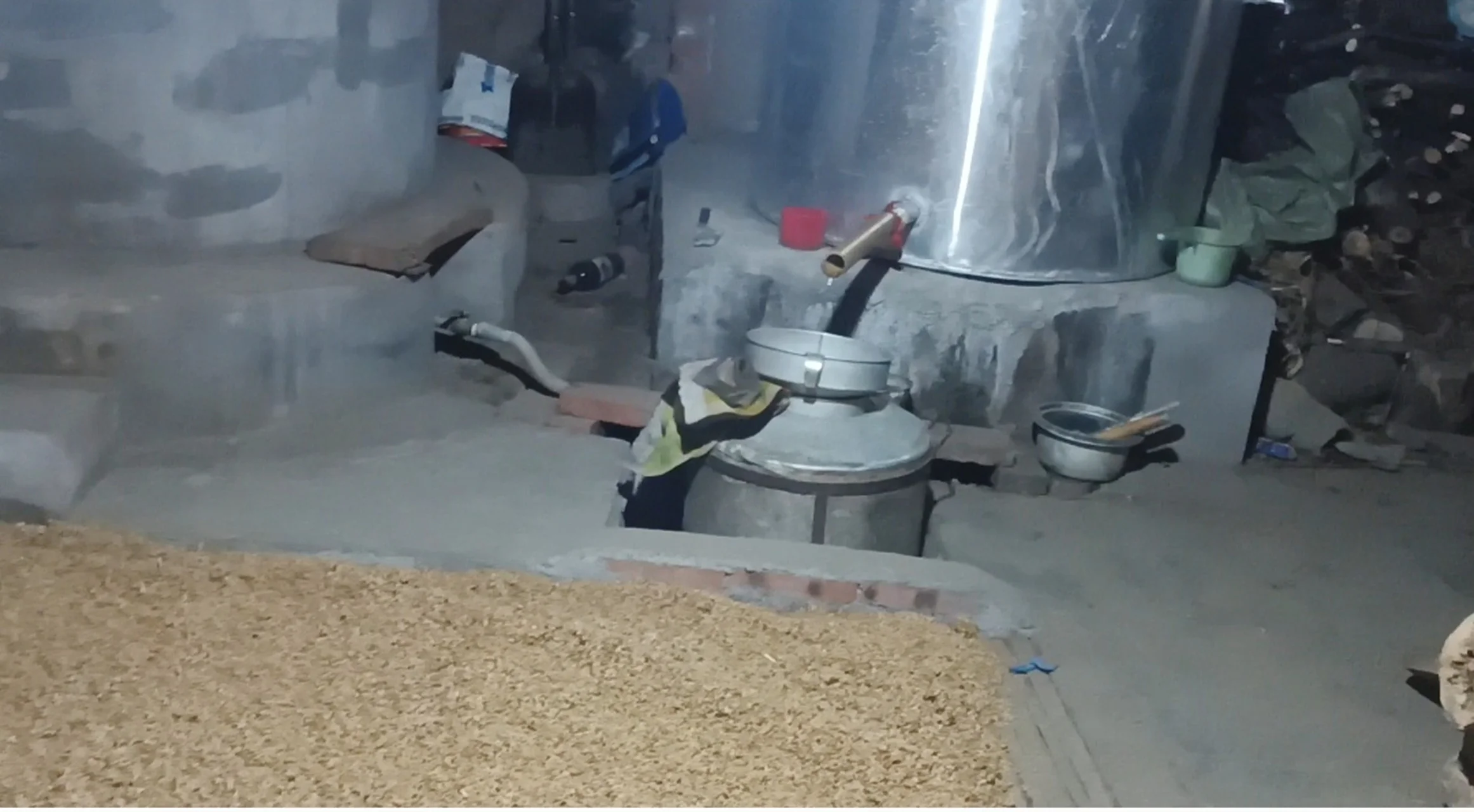 合规家庭小作坊酿酒现场，展示小型蒸馏设备、发酵容器及酿酒师操作过程_1