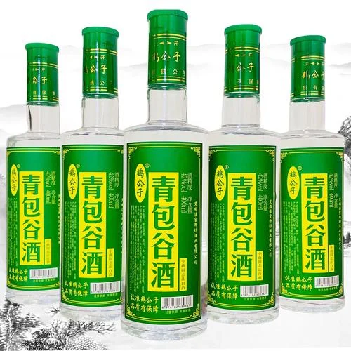 青包谷酒蒸馏过程实拍：不锈钢蒸馏锅正在工作，清澈的酒液从盘管流出。_1