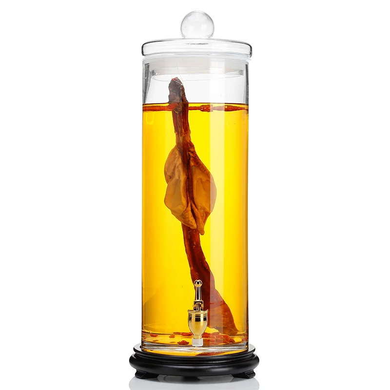 一个装有多种补肾药材的泡酒坛，内有枸杞、肉苁蓉、人参等，酒液呈琥珀色，展示自制补肾泡酒的经典形态。_1