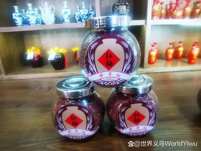 资深酿酒师在传统酒坊中观察蒸馏锅底部的蓝色火焰，专注判断火候与酒质_1