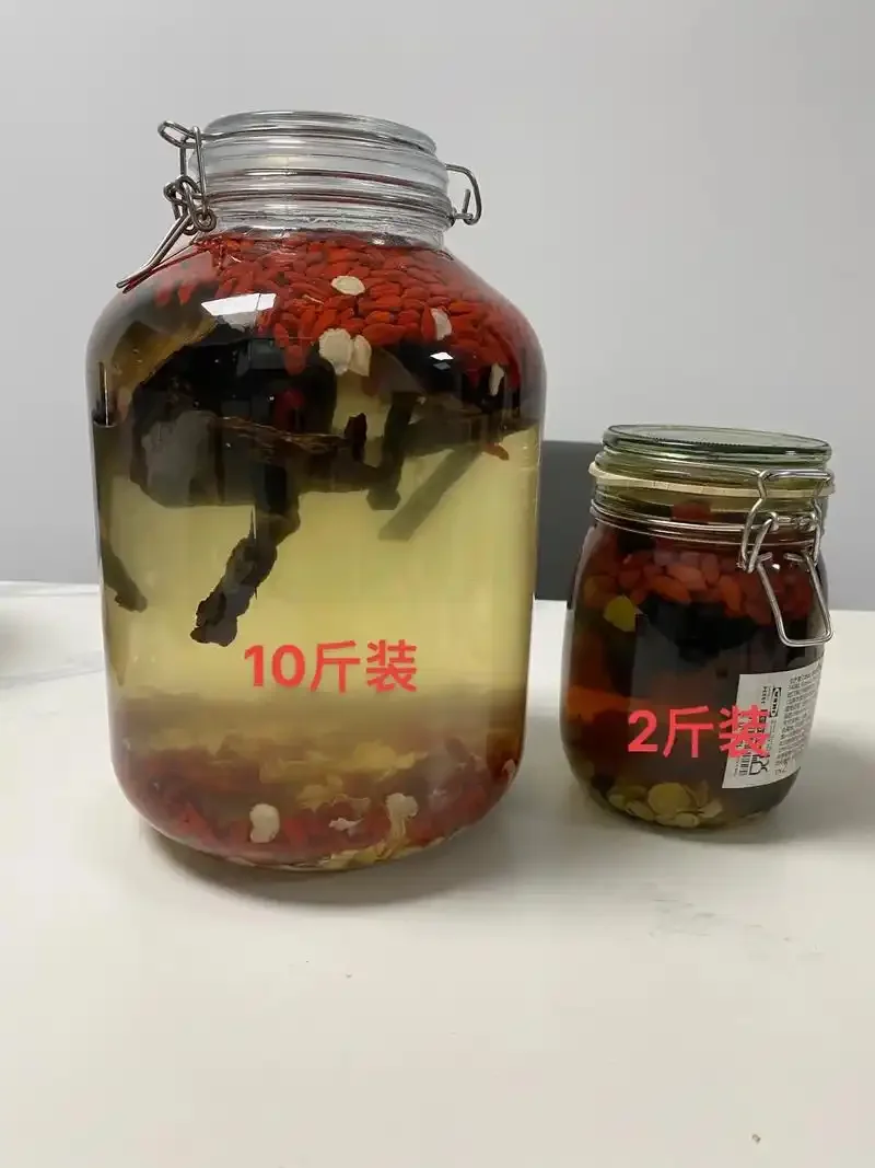 一瓶正在浸泡中的灵芝酒，灵芝完整，酒液呈琥珀色，展示家庭泡制药酒的真实场景。_1