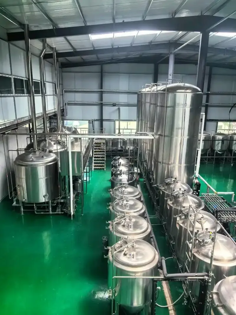 一套在广东选购的现代不锈钢小型酿酒设备,包含蒸馏锅、冷凝器和接酒器,准备开始工作。_1