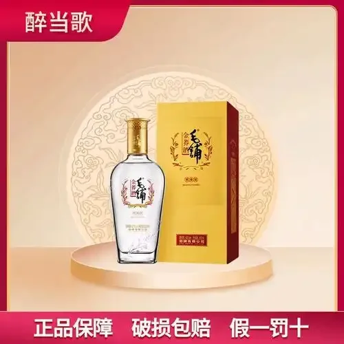 42度金荞酒样品、金色荞麦原料与酿酒工具在工作台上的专业展示_1
