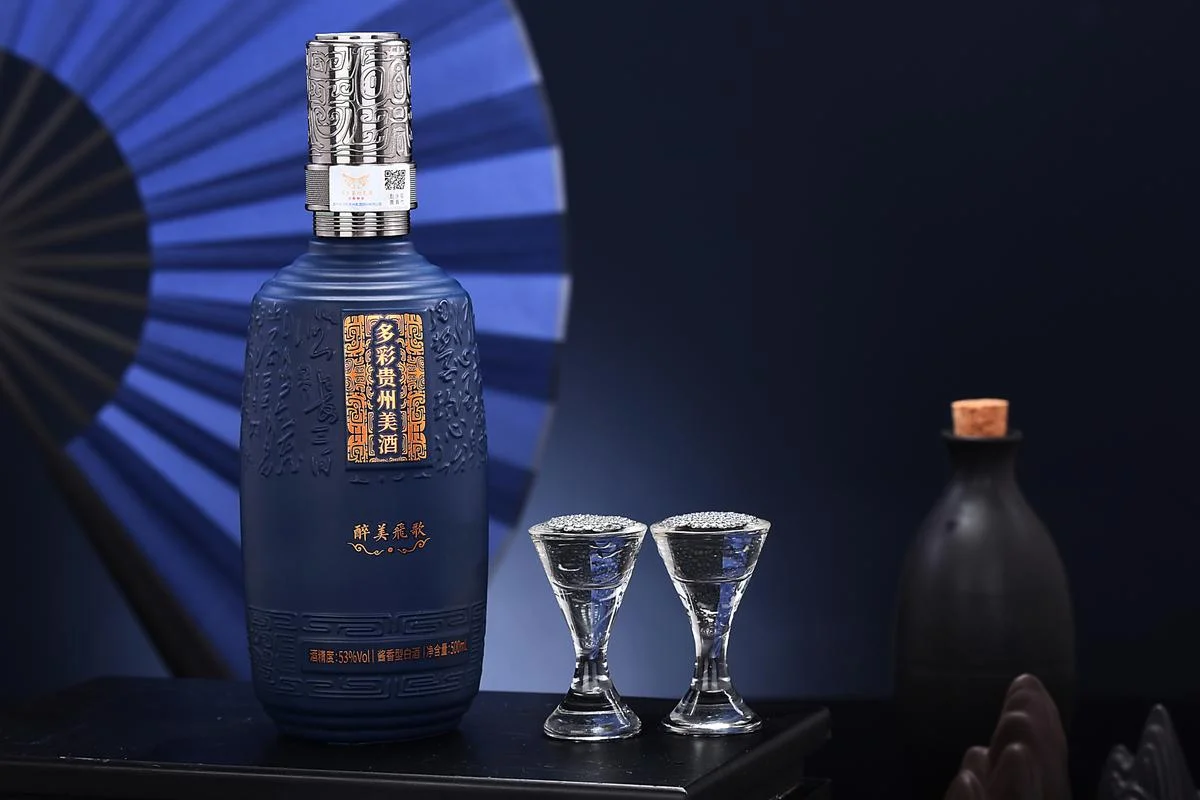 资深酿酒师在专业酒柜前检查酱香酒收藏品的保存状况_1