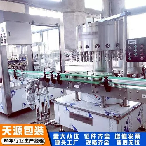 对比展示家庭自酿设备与小型生产线设备场景，中间用价格区间标尺连接，直观体现酿酒设备价格差异。_1